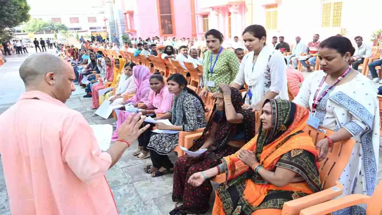 Cm Yogi janta darshan | Cm Yogi in Gorakhnath Temple | Gorakhpur ki taza  khabar| Newstrack UP News| Get Latest UP News| | Gorakhpur News: पीड़ितों  की मदद में लापरवाही पर होगी