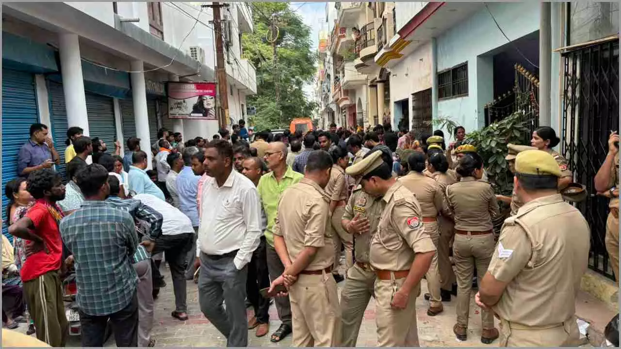 Lucknow Crime: पुलिस ने जबरन खत्म कराया प्रदर्शन, घर पर लगा लोगों का जमावड़ा