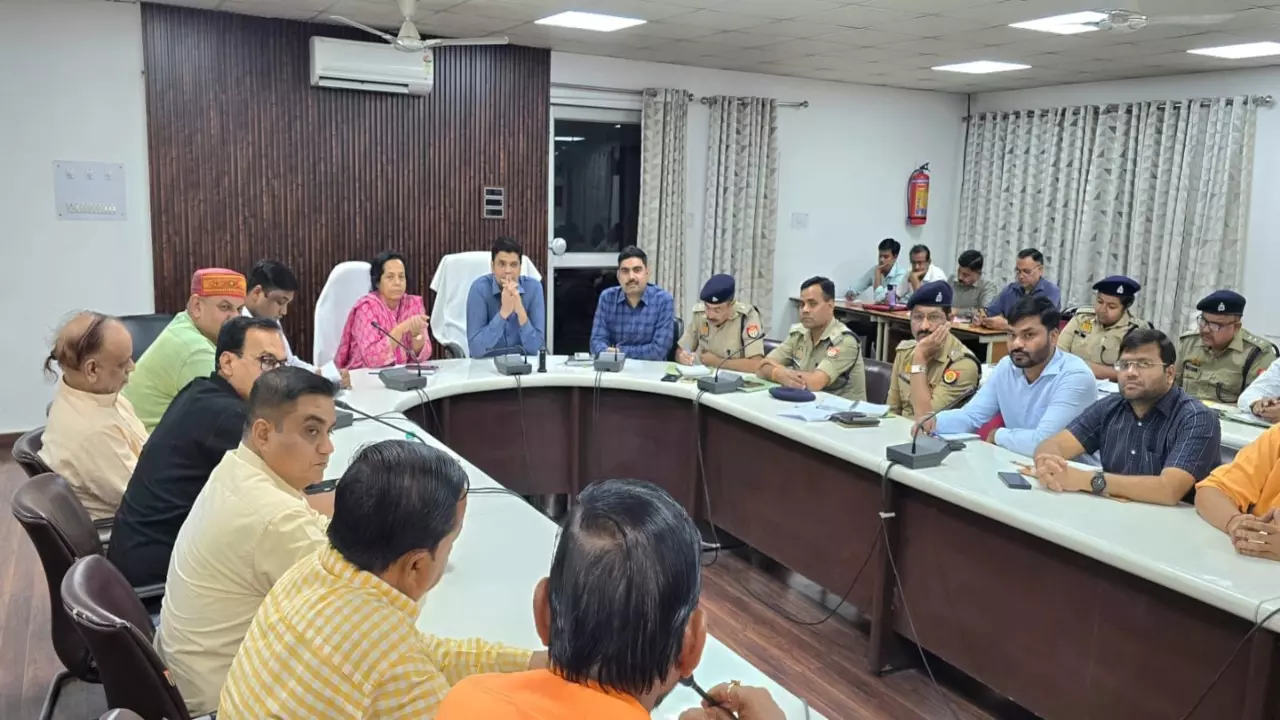 Jhansi News: पुलिसकर्मियों पर रखें नजर, ट्रैफिक प्लान रहे रेडी, पीआरवी 112 रहे एक्टिव, डीएम ने दिये निर्देश