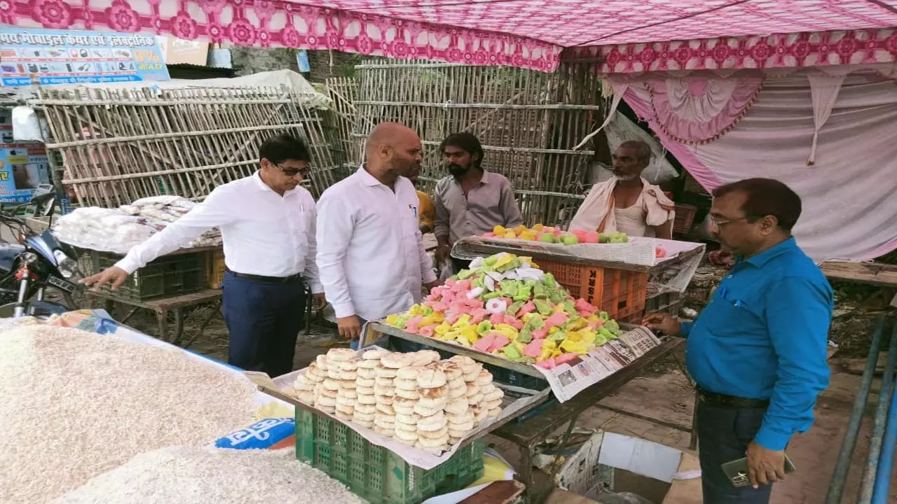 Sweets were kept amidst dust and dirt, bad khoya is being sold in the market