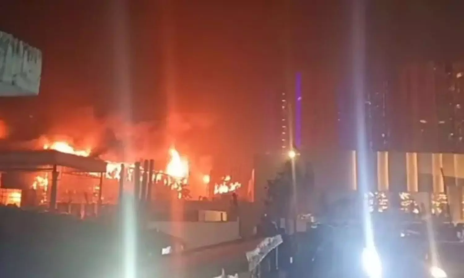 Noida Fire News: नोएडा के सेक्टर 74 के लोटस बैंक्वेट हॉल में लगी आग, 1 की मौत