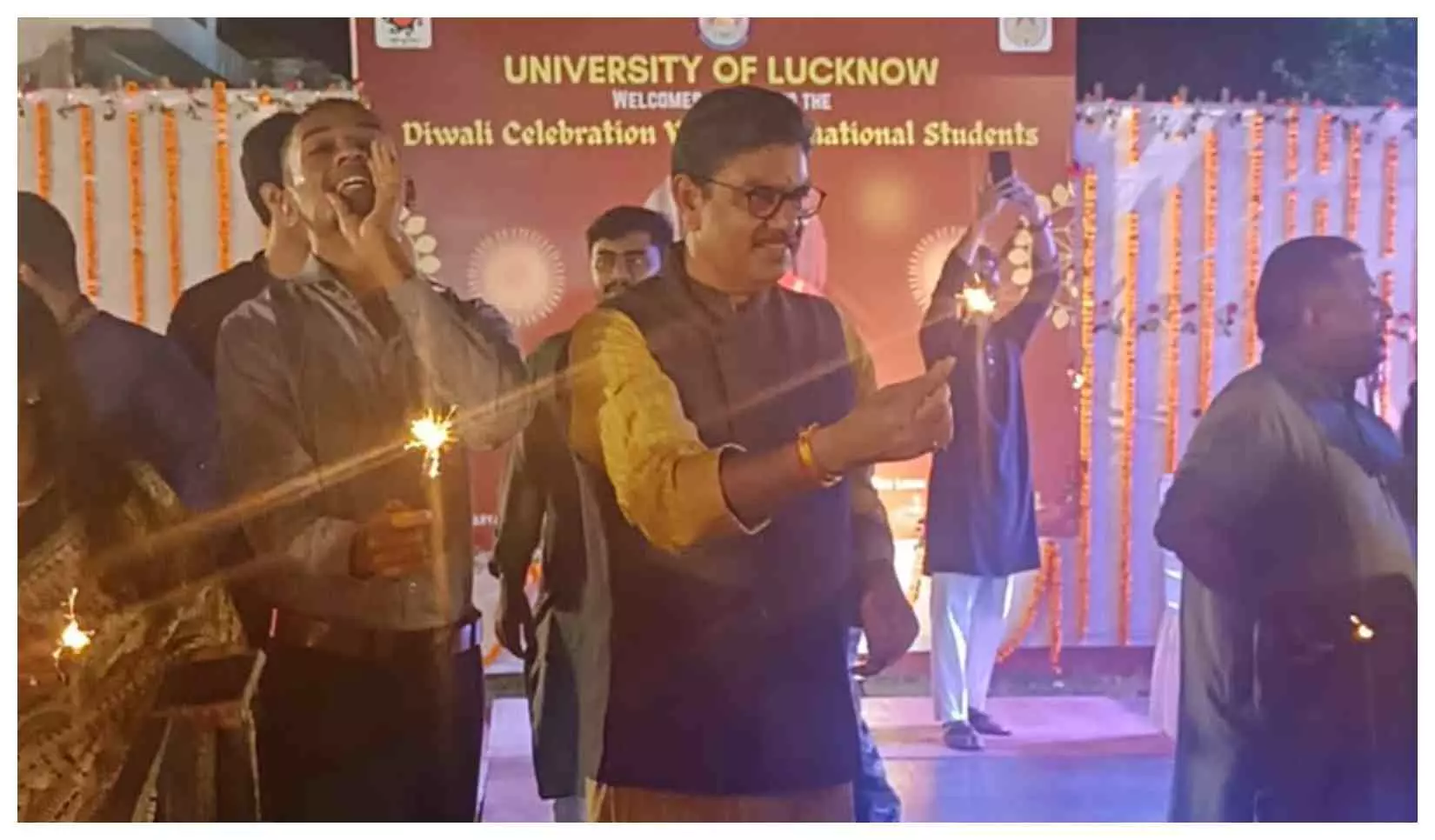 Lucknow University: कुलपति ने अंतराष्ट्रीय छात्रों के साथ मनाई दिवाली, सांस्कृतिक कार्यक्रम का हुआ आयोजन