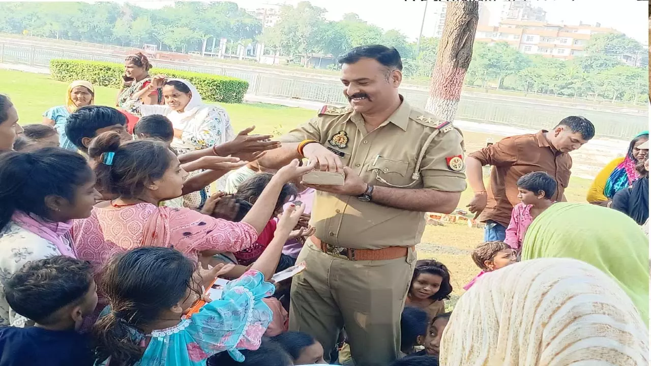 SHO Hazratganj with children Celebrated Diwali, gave gifts