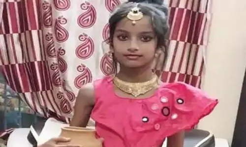 Car played outside the house Car hit a girl playing outside the house, she died a painful death