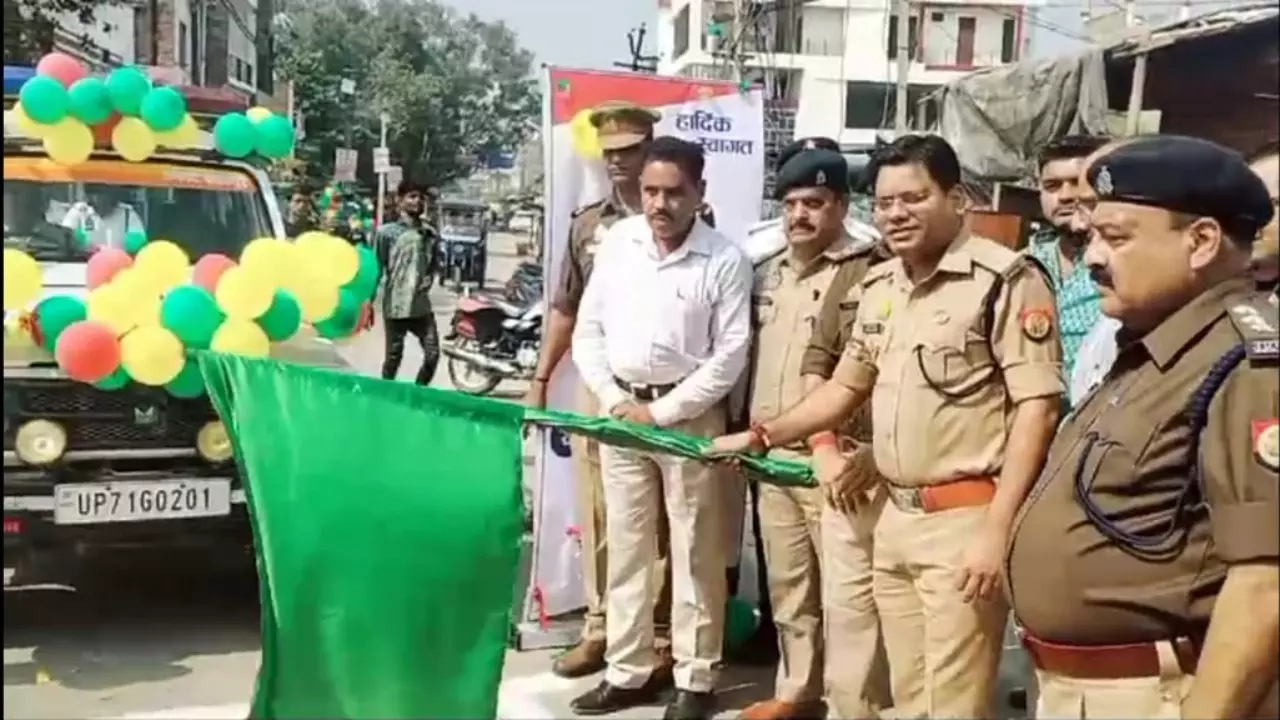 Fatehpur News: यातायात माह शुरू, हरी झंडी दिखाकर पुलिस अधीक्षक ने किया रवाना