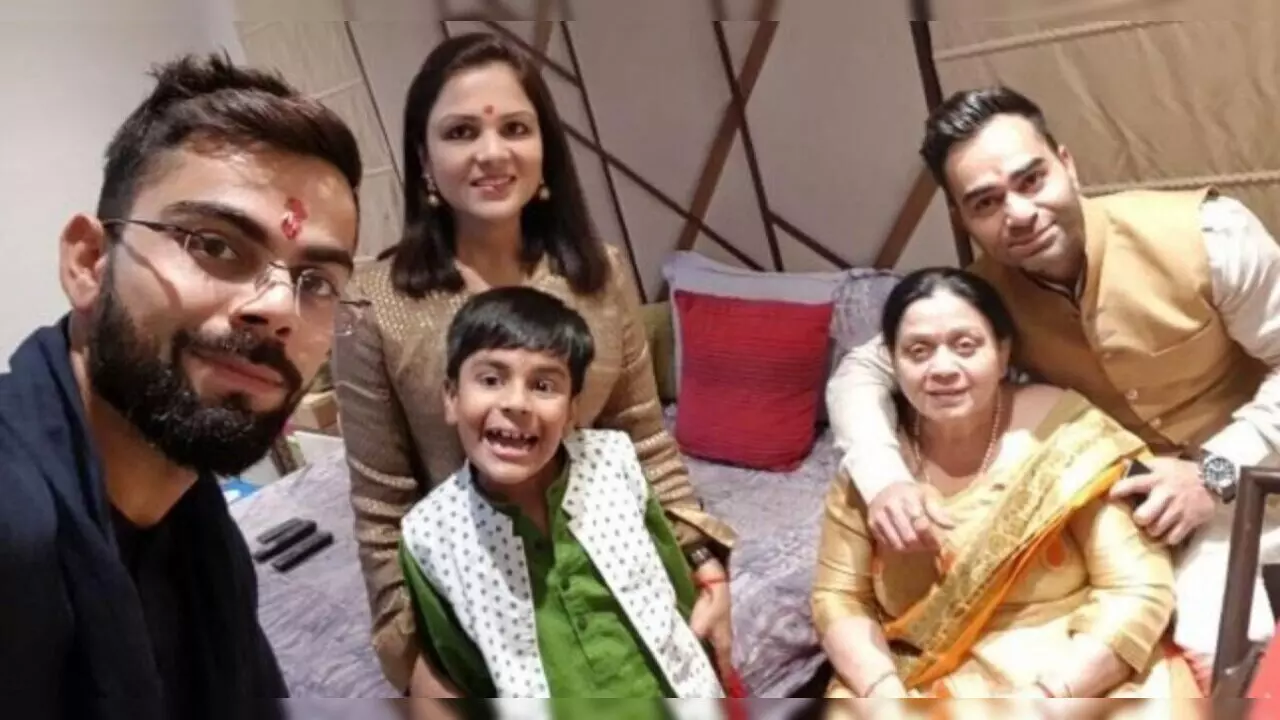 कल के लिए.... Virat Kohli Family: माता-पिता से लेकर भाई-बहन तक, मिलिए विराट कोहली के पूरे परिवार से, जानें पेशा भी