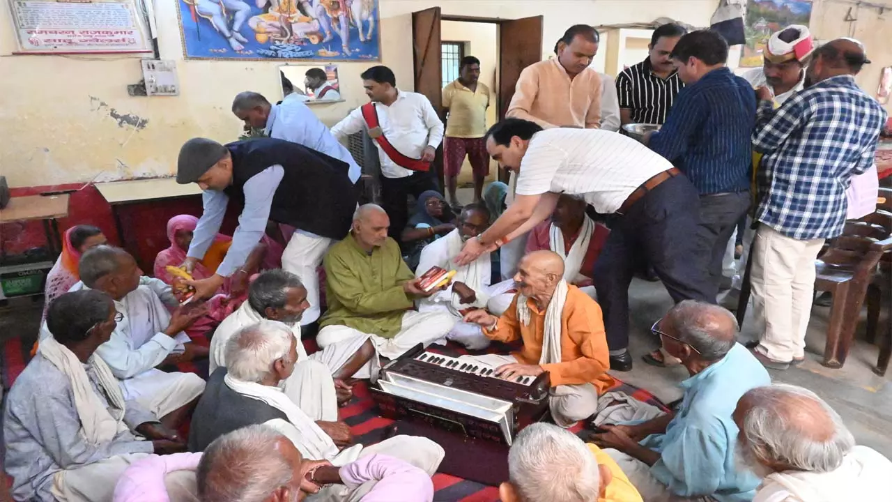 Commissioner and DM celebrated Diwali with elders, blessings were looted