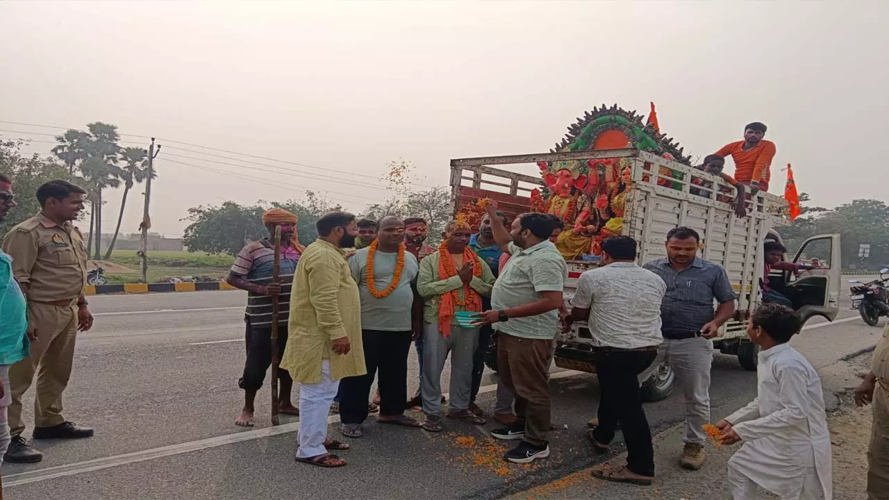 Muslim brothers in Kushinagar celebrated Ganga-Jamuni festival Presenting civility, Hindus going for idol immersion were welcomed by garlanding them