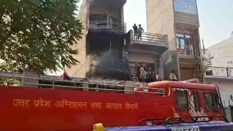Etawah News: खाद बीज गोदाम में लगी भीषण आग, एक करोड़ रुपए का नुकसान Etawah News: खाद बीज गोदाम में लगी भीषण आग, एक करोड़ रुपए का नुकसान