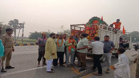 Muslim brothers in Kushinagar celebrated Ganga-Jamuni festival Presenting civility, Hindus going for idol immersion were welcomed by garlanding them