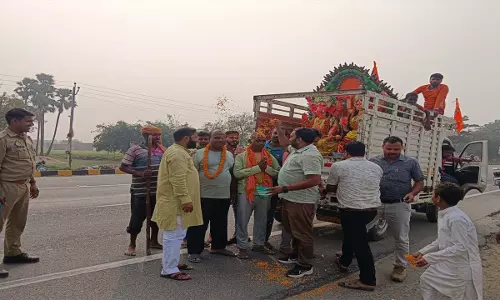 Muslim brothers in Kushinagar celebrated Ganga-Jamuni festival Presenting civility, Hindus going for idol immersion were welcomed by garlanding them