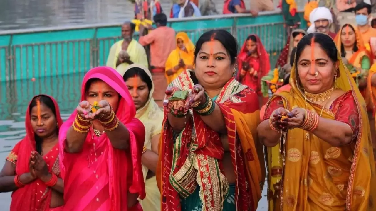 Chhath Puja Songs: इन गानों के बिना अधूरी है छठ पूजा, सुनते ही रौनक हो जाती है दोगुनी