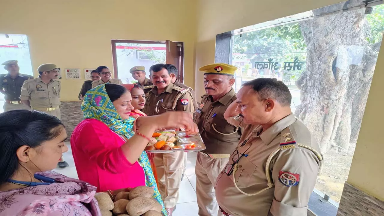 Women police personnel informed the officers and employees at the police station Celebrated the festival of Bhai Dooj by applying Tilak