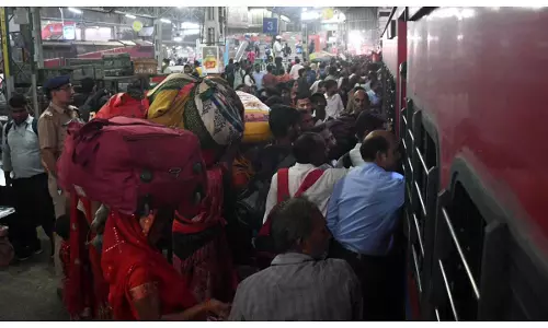 Lucknow News: छठ पर्व पर घर जाने को बेताब परदेसी, सफर हो रहा मुश्किल