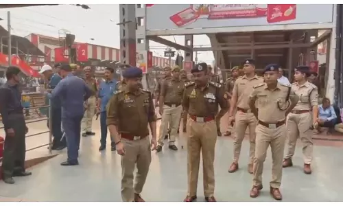 निरीक्षण करते एडीजी व अन्य अधिकारी। Photo- Newstrack