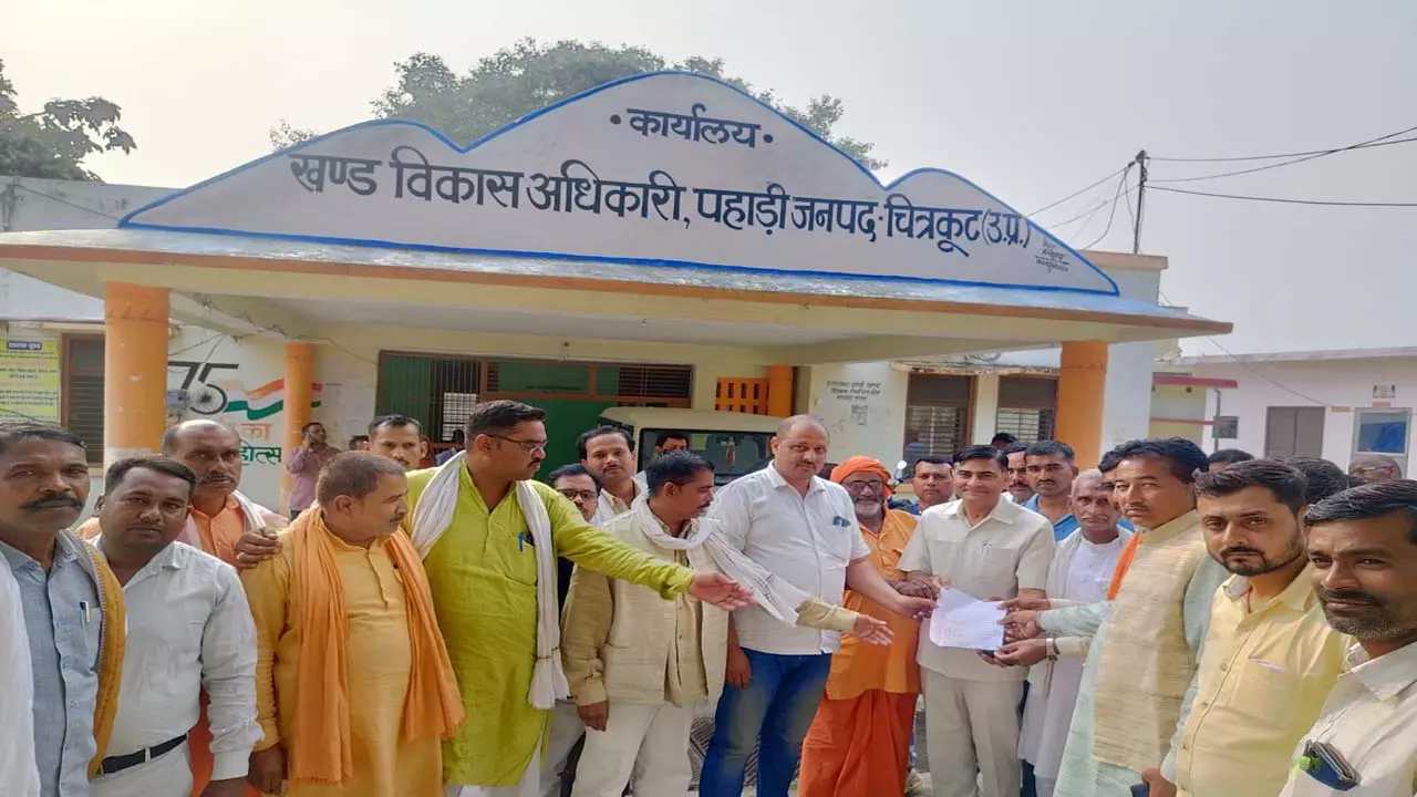 For not paying the cowshed for four months Pradhan Sangh gave memorandum to BDO in Pahadi Block