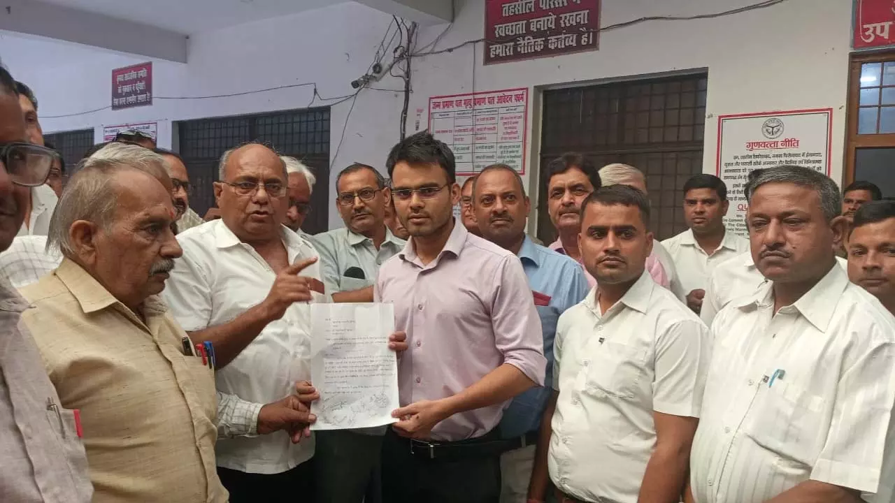 No action taken against Ghaziabad District Judge Lawyers handed over a memorandum addressed to the President to the SDM against