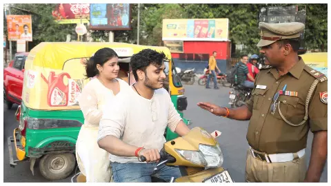 लखनऊ पुलिस ने फूल देकर काटे चालान: