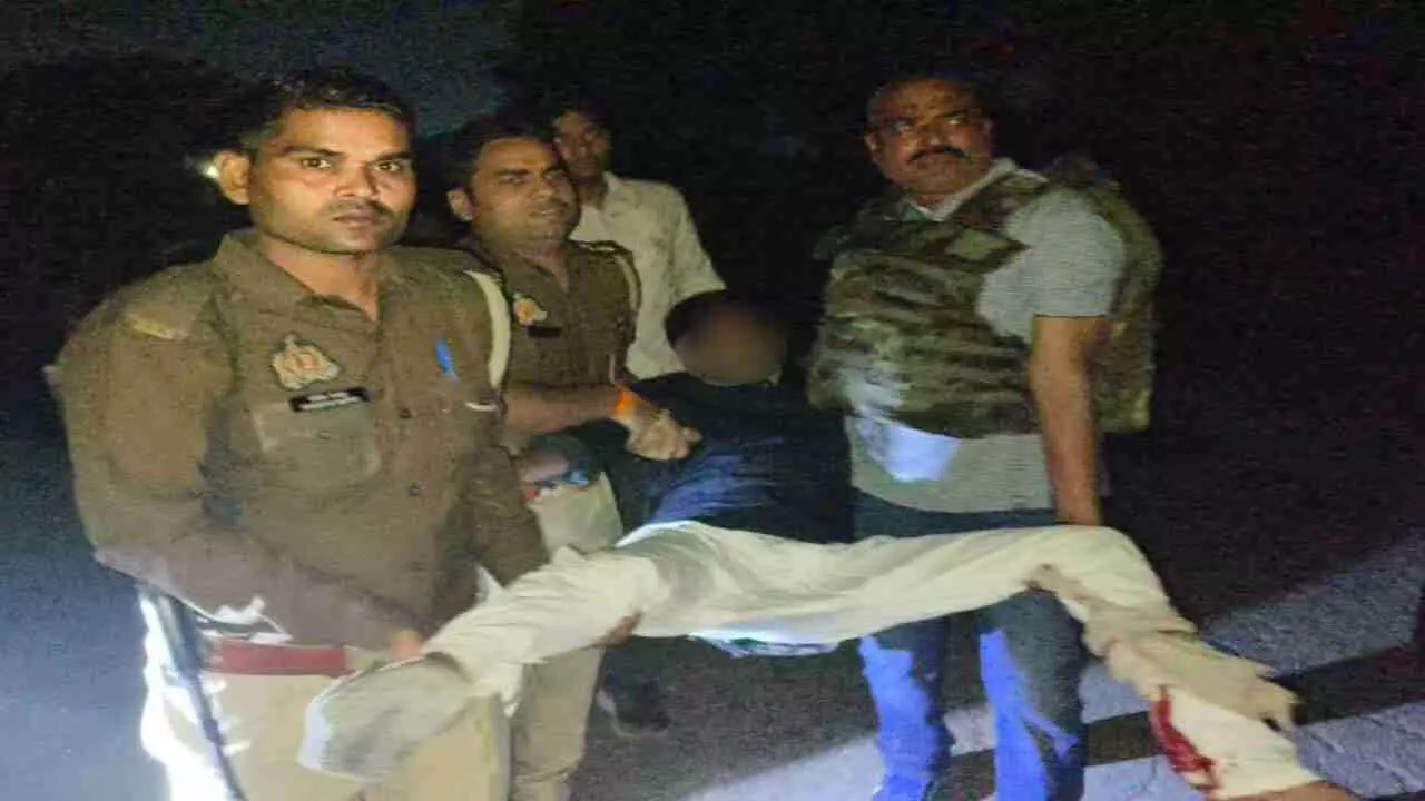 Fatehpur News: पत्रकार की हत्या के आरोपियों से पुलिस मुठभेड़, एक के पैर में लगी गोली, दूसरे को भागते हुए पकड़ा