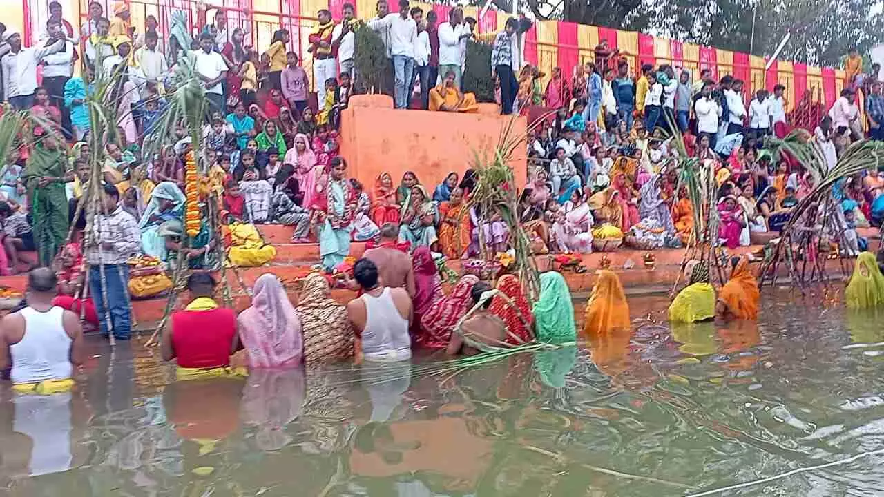 Chhath Puja 2024: छठव्रतियों ने डूबते सूर्य को दिया अर्घ्य, 8 नवंबर को उगते सूर्य की होगी पूजा