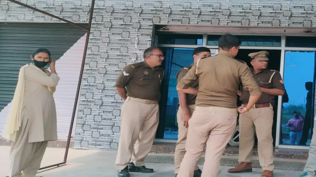 Firozabad News: होटल में पुलिस की छापामारी में दो युवक और युवती पकड़े गए, चल रहा  था देह व्यापार का धंधा