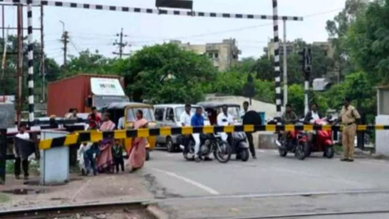 Road traffic stopped the movement of trains, railway crossing could not be closed