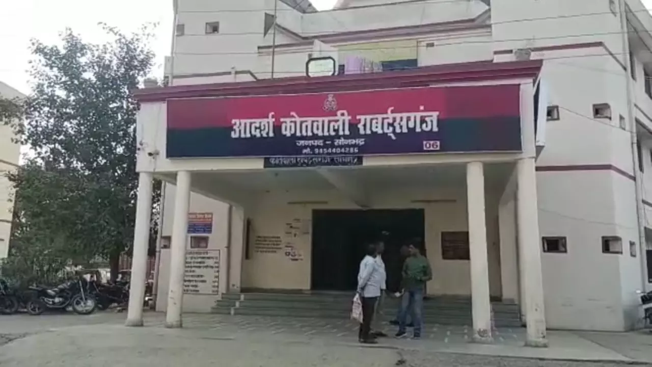 sonbhadra News: चोरों ने मकान का ताला तोड़कर उड़ाए 50 हजार की नकदी और लाखोें के आभूषण