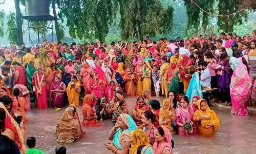 Balrampur News: बलरामपुर में छठ महापर्व के अंतिम दिन सुहागिन महिलाओं एवं श्रद्धालुओं ने उगते सूर्य को दिया अर्घ्य