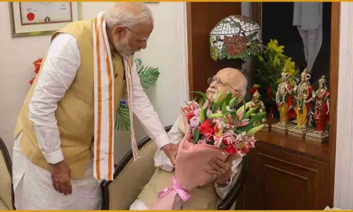 भाजपा के वरिष्ठ नेता एलके आडवाणी को जन्मदिन की बधाई देने उनके आवास पहुंचे पीएम मोदी
