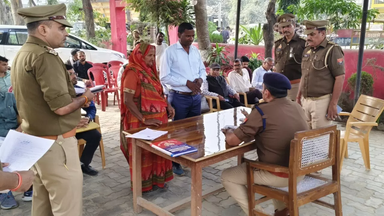 Bareilly News: SSP अनुराग आर्य ने थाना समाधान दिवस पर भोजीपुरा में सुनी फरियादियों की समस्याएं, थाना प्रभारी को दिए निर्देश