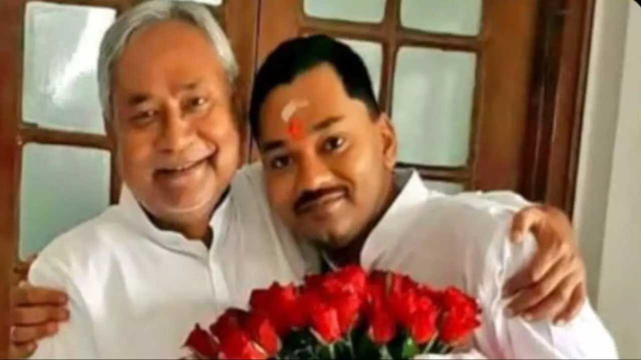 Nitish Kumar Son: राजनीति से दूर क्या करते हैं नीतीश कुमार के इकलौते बेटे, कितनी की है पढ़ाई, जानें सबकुछ