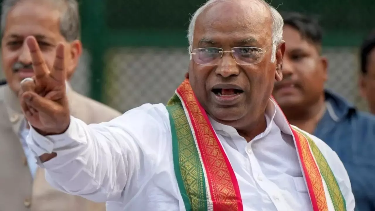 Mallikarjun Kharge Children: मल्लिकार्जुन खड़गे के 5 बच्चे, नाम गांधी परिवार पर, जानें क्या करते हैं सभी