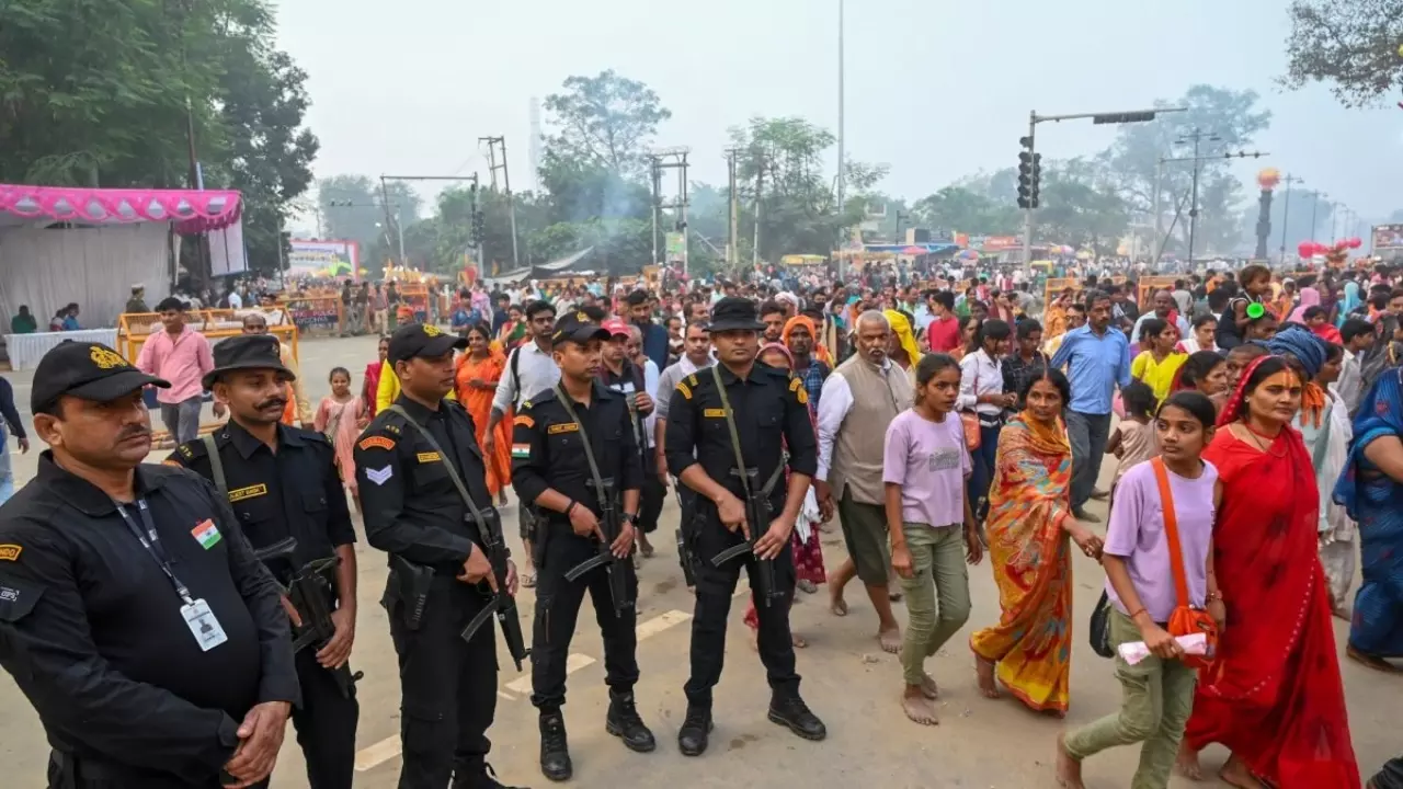 Ayodhya News: रामनगरी में पंचकोसी परिक्रमा शुरू, विधायक व डीएम संग संग चले