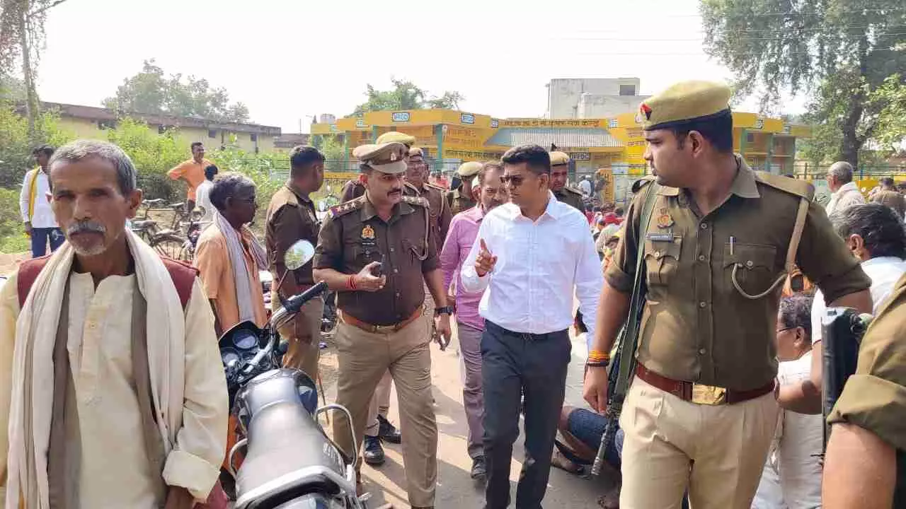 Chitrakoot News: जिलाधिकारी और पुलिस अधीक्षक खुद कर रहे हैं खाद वितरण की मॉनिटरिंग