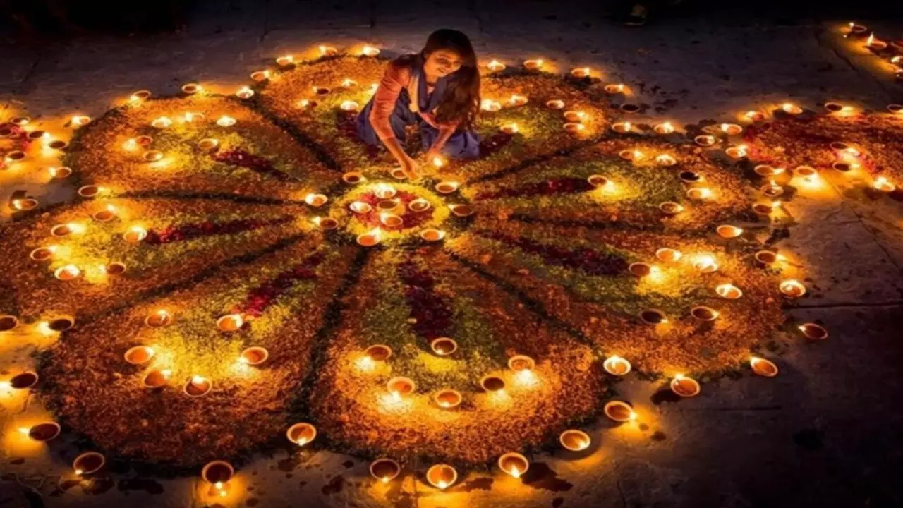 Dev Deepawali 2024 Rangoli: घर में इस तरह मनाएं देव दिवाली, इन रंगोली डिजाइन से खिल उठेगा घर-आंगन