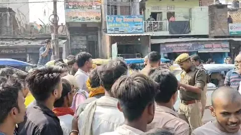 Farmers blocked the National Highway in Atarra due to shortage of fertilizers