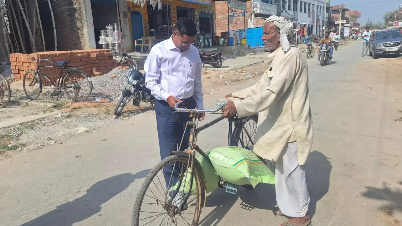 Sonbhadra News: खाद-बीज की ली जा रही थी ऊंची कीमत, दो का लाइसेंस निलंबित, दो को नोटिस, जांच के लिए उठाए गए 18 नमूने