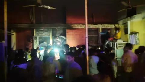 झांसी मेडिकल कालेज में भीषण अग्निकांड, 10 बच्चों की मौत, सीएम योगी ने 12 घंटे में मांगी रिपोर्ट, मुआवजे का ऐलान झांसी मेडिकल कालेज में भीषण अग्निकांड, 10 बच्चों की मौत, सीएम योगी ने 12 घंटे में मांगी रिपोर्ट, मुआवजे का ऐलान