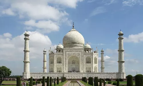 Agra News: ताज महल घूमने आई विदेशी महिला पर्यटक की संदिग्ध हालात में मौत