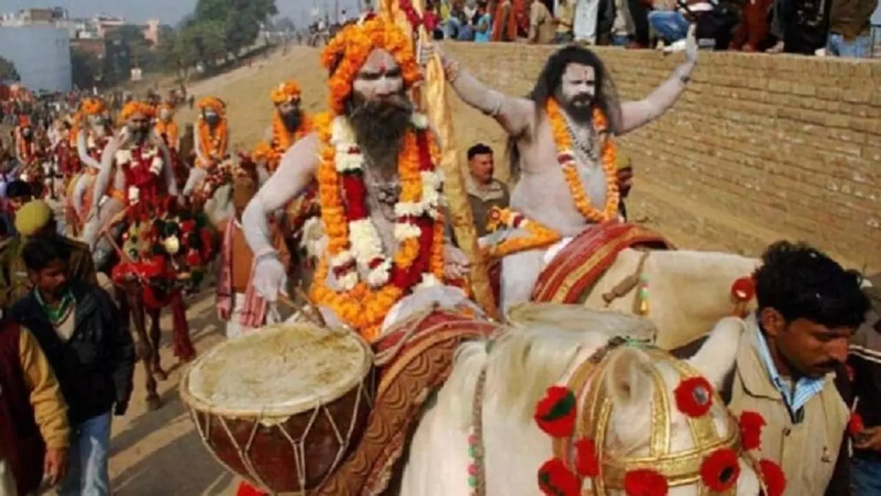 Maha Kumbh Mela 2025: रूढ़की IIT एक्सपर्ट से लेकर प्रोफेसर और डॉक्टर हैं इस मठ के संत, जानिए कुंभ में निरंजनी अखाड़े के महात्म्य के बारे में