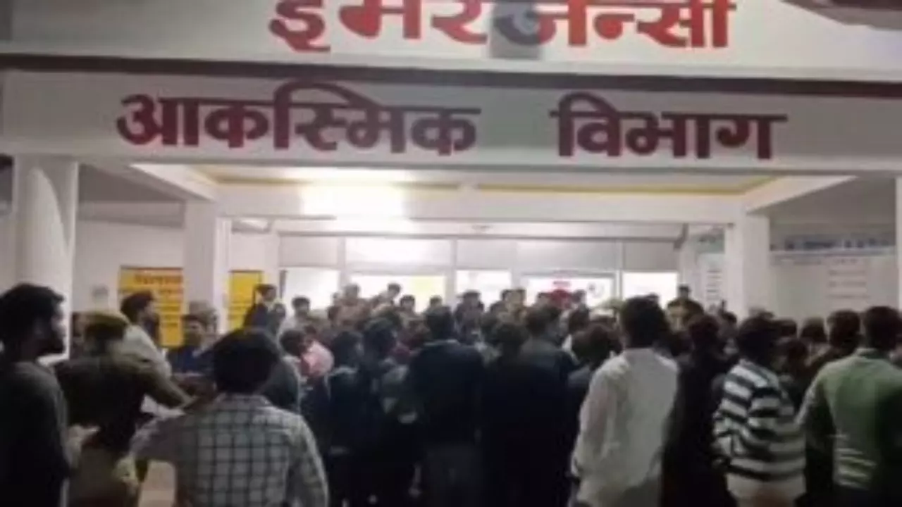 Jhansi Medical College Fire Tragedy: 20 घंटे की लंबी तलाश, मिल गया ‘लाल’, खुशी से हाथ जोड़ने लगे कुलदीप और नीलू