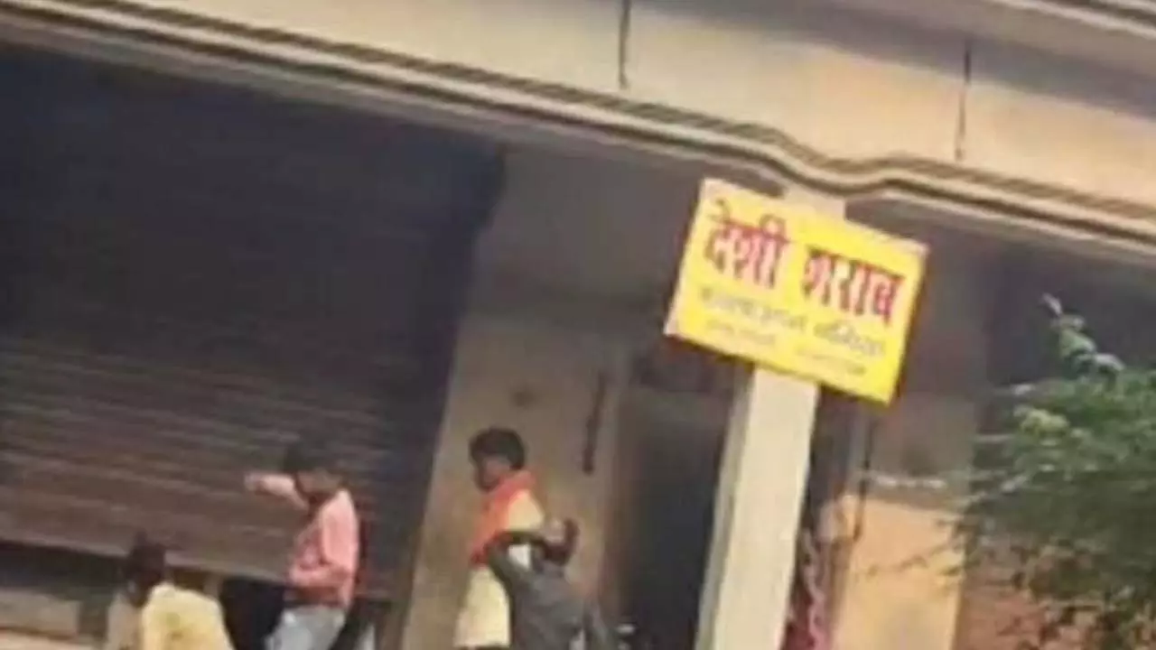 Liquor shop opened before time in Hardoi, liquor being given to minor, fine imposed