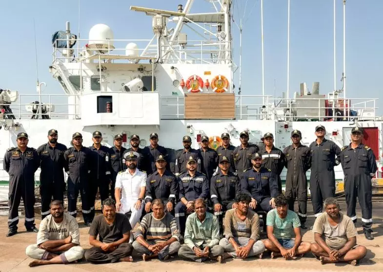 Indian Coast Guard: भारतीय कोस्ट गार्ड का हैरतअंगेज ऑपरेशन, पाकिस्तानी समुद्री जहाज की हिरासत में  7 भारतीय मछुआरों को बचाया