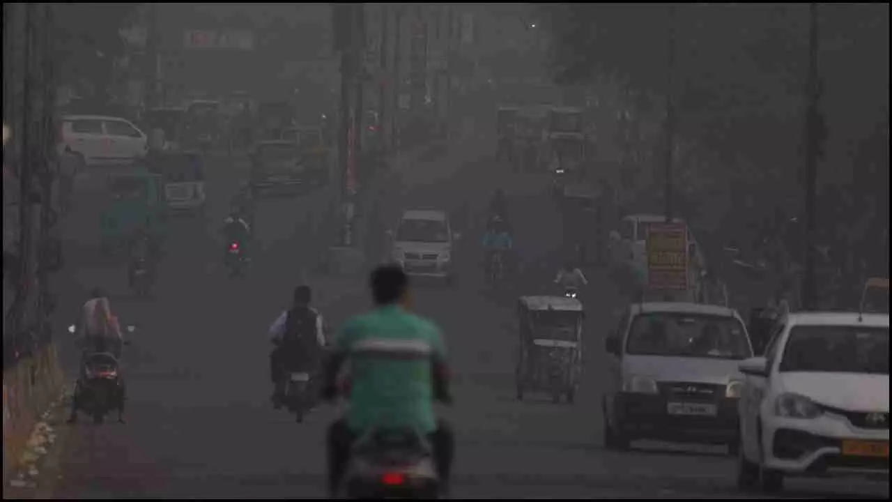 Air Pollution : लखनऊ में बढ़ रहा वायु प्रदूषण का खतरा, जानिए कहां कितना दर्ज किया गया AQI?