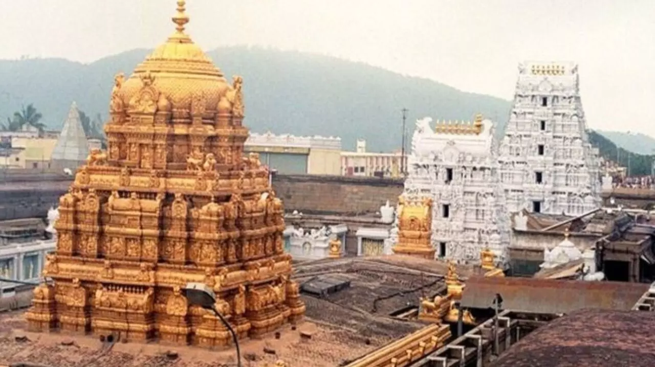 Tirupati Mandir: भव्य और सुंदर तस्वीरों के साथ जानें तिरुपति मंदिर के चौंकाने वाले तथ्य...