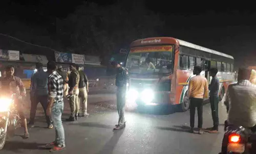 Barabanki News: रामनगर चौराहे पर बस को रुकवाया, फिर शुरू कर दिया ड्राइवर से दे दनादन