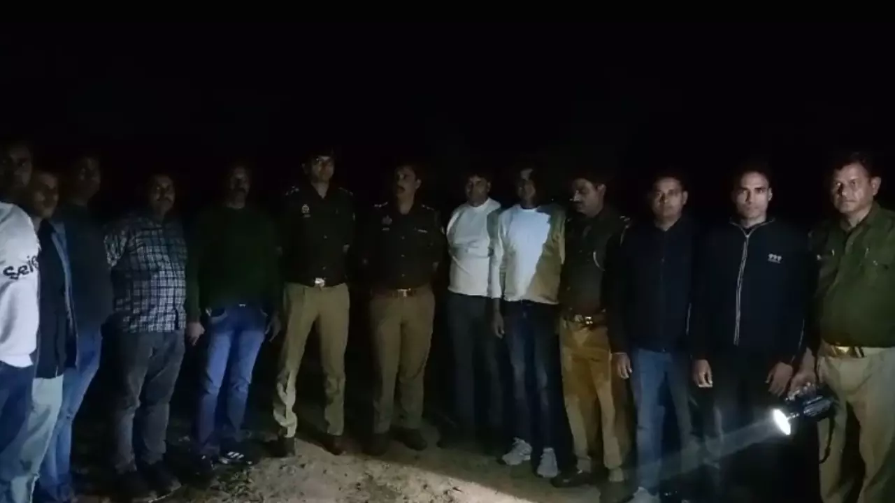 Firozabad News: देसी असलहा फैक्ट्री पर छापे के दौरान पुलिस मुठभेड़, दो घायल, तीसरा गिरफ्तार, बड़ी मात्रा में तमंचा, उपकरण बरामद