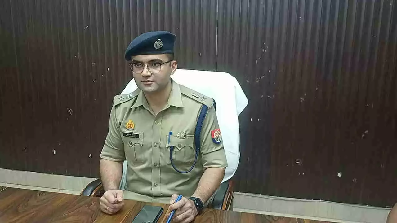 Chandauli News: क्षेत्र में हुई चोरी, तो गिरेगी गाज, एसपी ने दो पुलिस कर्मियों को किया निलंबित