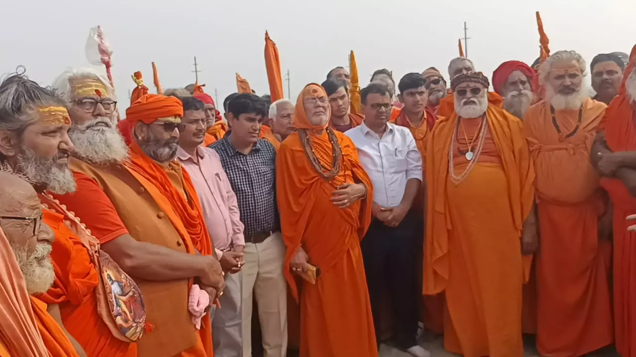 Prayagraj Kumbh: कुंभ क्षेत्र में दंडी स्वामियों की हुई एंट्री, हरीशचंद्र मार्ग पर दंडी स्वामियों ने किया भूमि पूजन