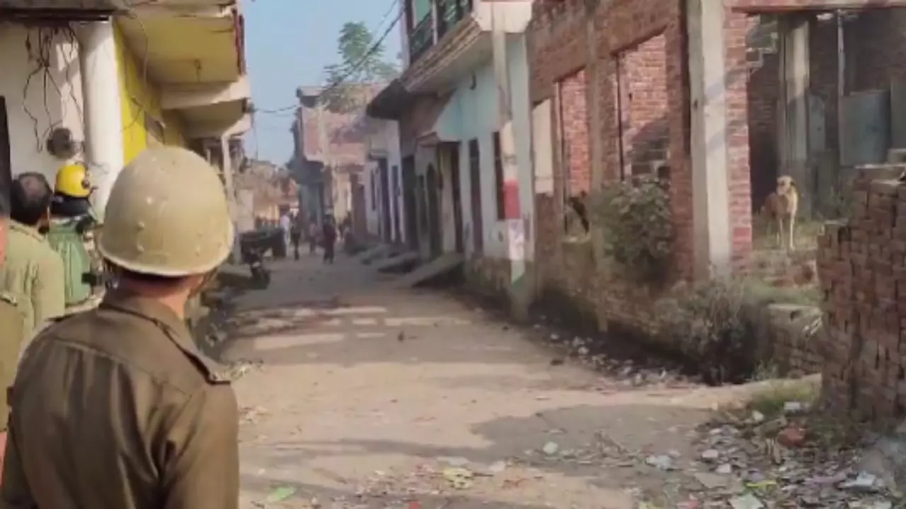 Meerapur Bypolls in Muzaffarnagar: पुलिस की पिस्तौल के सामने ख़डी महिला ने योगी से क्या की मांग, जानिये यहां